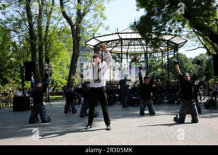 Olexander Filippov (Sänger) und Künstler des Center of Military Musical Arts of the Naval Forces of Ukraine der Streitkräfte der Ukraine sahen Auftritte im City Garden. Im Stadtgarten fand ein Konzert statt, das dem Tag des ukrainischen Naval Infanterie Corps gewidmet war. Am 23. Mai wird der Tag des ukrainischen Infanterie-Marinekorps gefeiert. Das ukrainische Naval Infantry Corps, auch bekannt als Ukrainische Marines, ist Teil der Küstenverteidigungstruppen der ukrainischen Marine. Es wird als Bestandteil des amphibischen, luftgetragenen und amphibischen Flugbetriebs allein oder in Koordination mit Formationen verwendet Stockfoto