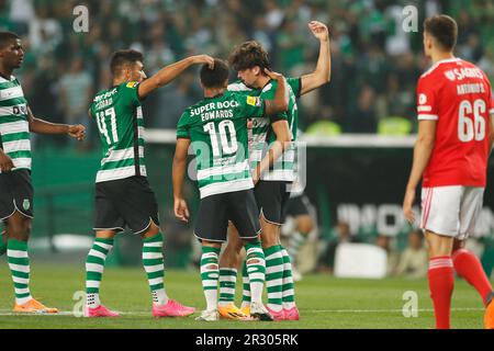 Lissabon, Portugal. 21. Mai 2023. Francisco Trincao (SportingCP) Fußball : Trincao feiert nach seinem Tor mit Teamspielern während des portugiesischen Spiels "Liga Portugal bwin" zwischen Sporting Clube de Portugal 2-2 SL Benfica im Estadio Jose Alvalade in Lissabon, Portugal . Kredit: Mutsu Kawamori/AFLO/Alamy Live News Stockfoto