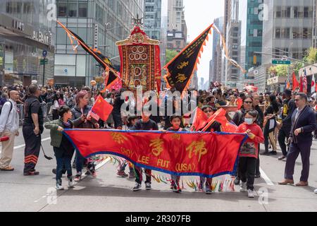 New York, Usa. 21. Mai 2023. NEW YORK, NEW YORK - MAI 21: Die Teilnehmer marschieren am 21. Mai 2023 bei der zweiten jährlichen AAPI-Parade zum Kulturerbe der asiatischen Amerikaner und Pazifikinseln auf der Sixth Avenue in New York City. Kredit: Ron Adar/Alamy Live News Stockfoto