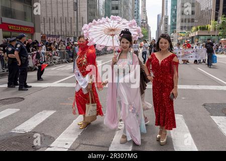 New York, Usa. 21. Mai 2023. NEW YORK, NEW YORK - MAI 21: Die Teilnehmer marschieren am 21. Mai 2023 bei der zweiten jährlichen AAPI-Parade zum Kulturerbe der asiatischen Amerikaner und Pazifikinseln auf der Sixth Avenue in New York City. Kredit: Ron Adar/Alamy Live News Stockfoto