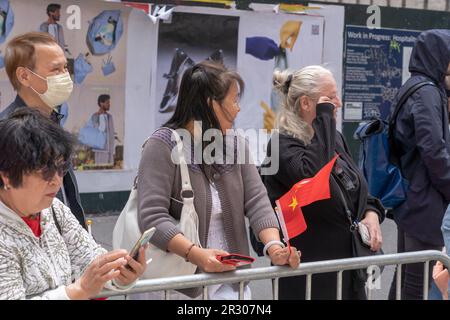 New York, Usa. 21. Mai 2023. NEW YORK, NEW YORK - MAI 21: Zuschauer mit chinesischen und amerikanischen Flaggen beobachten und jubeln während der zweiten jährlichen AAPI-Parade (Asian American and Pacific Islander) am 21. Mai 2023 in New York City. Kredit: Ron Adar/Alamy Live News Stockfoto