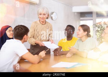 Ältere Lehrerin, die einen Fremdsprachenklub leitet Stockfoto