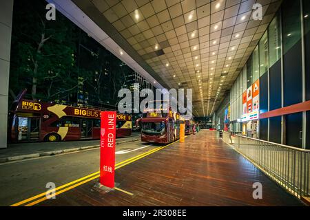 Big Bus Pick-up Point in Suntec City für City Tour (Yellow Route) und Heritage Tour (Red Route), um berühmte Wahrzeichen von Singapur zu sehen. Stockfoto