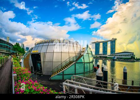 Monti at Fullerton Pavilion ist ein zeitgenössisches Zentrum am Ufer Singapurs. Stockfoto