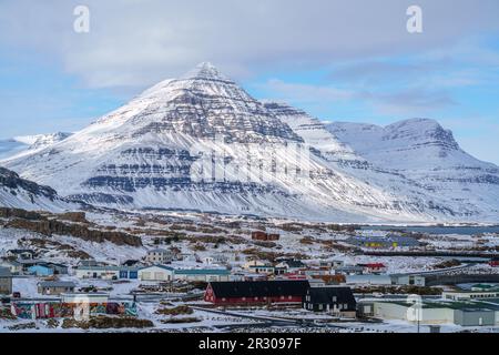 Djúpivogur eine kleine Fischerstadt im östlichen Teil von Island (Austurland) mit einem basaltpyramidenförmigen Berg namens Búlandstindur. Stockfoto