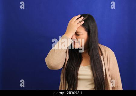 40-jährige Erwachsene Latina-Frau leidet an sehr starken Migräne-Kopfschmerzen aufgrund von hormonellen Veränderungen, Stress und Depressionen Stockfoto