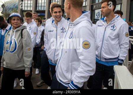 Moskau, Russland. 21. Mai 2023. Die sowjetische Torhüterin Lew Yashin's Tochter Irina (L) und die Spieler des FC Dynamo Moskau versammeln sich, um wilde Kirschbäume im Dynamo Park zu Pflanzen, um das hundertjährige Dynamo Moskau als Teil des Kirschwaldfestivals zu feiern Stockfoto