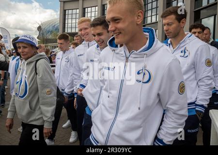 Moskau, Russland. 21. Mai 2023. Die sowjetische Torhüterin Lew Yashin's Tochter Irina (L) und die Spieler des FC Dynamo Moskau versammeln sich, um wilde Kirschbäume im Dynamo Park zu Pflanzen, um das hundertjährige Dynamo Moskau als Teil des Kirschwaldfestivals zu feiern Stockfoto