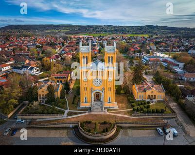 FOT, Ungarn - Luftaufnahme der römisch-katholischen Kirche der Unbefleckten Empfängnis (Szeplotlen Fogantatas Templom) in der Stadt FOT tagsüber Stockfoto