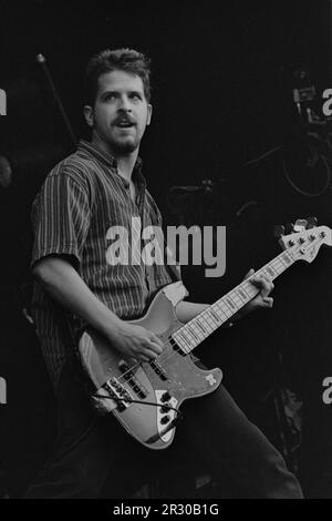 Reading, UK, 28. August 1994: Bass-Spieler David WM. Simms tritt mit Jesus Lizard auf der Hauptbühne beim Reading Festival am Sonntag, den 28. August 1994 auf. Das 1961 als National Jazz Festival gegründete Festival wurde 1971 in Little John's Farm in Reading zu seinem ständigen Wohnsitz verlegt und findet am britischen Feiertagswochenende im August statt. Stockfoto