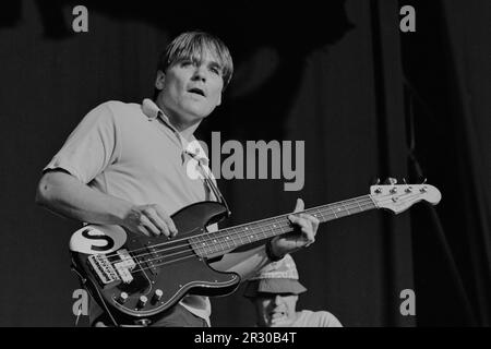 Reading, Großbritannien, 26. August 1994: Bass-Spieler Mark Ibold tritt am Freitag, den 26. August 1994, mit Indie-Rock-Band auf der Hauptbühne des Reading Festivals auf. Das 1961 als National Jazz Festival gegründete Festival wurde 1971 in Little John's Farm in Reading zu seinem ständigen Wohnsitz verlegt und findet am britischen Feiertagswochenende im August statt. Stockfoto