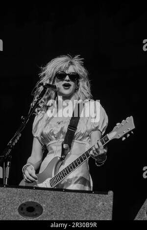 Reading, UK, 26 Aug., 1994: Hole feierte am Freitag, den 26. August 1994 ihr Debüt beim Reading Festival.Es war der erste öffentliche Auftritt der Frontfrau Courtney Love seit dem Tod von Ehemann Curt Kobain fünf Monate zuvor und nur zwei Monate nach dem Tod von Lochs Bassist Kristen Pfaff durch eine Überdosis. Das 1961 als National Jazz Festival gegründete Festival wurde 1971 in Little John's Farm in Reading zu seinem ständigen Wohnsitz verlegt und findet am britischen Feiertagswochenende im August statt. Stockfoto