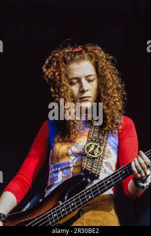 Reading, UK, 26. August 1994: Abgebildet ist Melissa auf der Maur, Bassist für Hole. Die Band feierte am Freitag, den 26. August 1994 ihr Debüt im Reading Festival. Es war Courtney Loves erster öffentlicher Auftritt seit dem Tod von Ehemann Curt Kobain fünf Monate zuvor und nur zwei Monate nach dem Tod von Lochs Bassist Kristen Pfaff, an einer Überdosis. Das 1961 als National Jazz Festival gegründete Festival wurde 1971 in Little John's Farm in Reading zu seinem ständigen Wohnsitz verlegt und findet am britischen Feiertagswochenende im August statt. Stockfoto