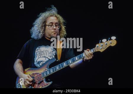 Reading, UK, 26. August 1994: Bassist Eric Drew Feldman, der unter anderem mit Captain Beefheart und Pere Ubu gearbeitet hat, tritt mit Frank Black auf der Hauptbühne des Reading Festivals am Freitag, den 26. August 1994 auf. Das 1961 als National Jazz Festival gegründete Festival wurde 1971 in Little John's Farm in Reading zu seinem ständigen Wohnsitz verlegt und findet am britischen Feiertagswochenende im August statt. Stockfoto