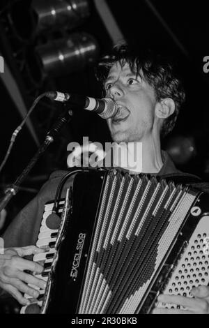 Reading, UK, 28. August 1994: Multiinstrumentalist John Linnell, Mitbegründer der alt-Rock-Band That Mould Be Giants, tritt am Sonntag, den 28. August 1994, auf der Melody Maker Stage beim Reading Festival auf. Das 1961 als National Jazz Festival gegründete Festival wurde 1971 in Little John's Farm in Reading zu seinem ständigen Wohnsitz verlegt und findet am britischen Feiertagswochenende im August statt. Stockfoto