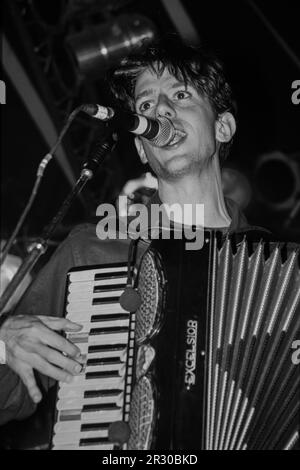 Reading, UK, 28. August 1994: Multiinstrumentalist John Linnell, Mitbegründer der alt-Rock-Band That Mould Be Giants, tritt am Sonntag, den 28. August 1994, auf der Melody Maker Stage beim Reading Festival auf. Das 1961 als National Jazz Festival gegründete Festival wurde 1971 in Little John's Farm in Reading zu seinem ständigen Wohnsitz verlegt und findet am britischen Feiertagswochenende im August statt. Stockfoto