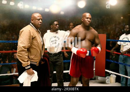 FOREST WHITAKER und KHRIS DAVIS in BIG GEORGE FOREMAN (2023) unter der Leitung VON GEORGE TILLMAN JR. Kredit: MANDALAY PICTURES / Album Stockfoto