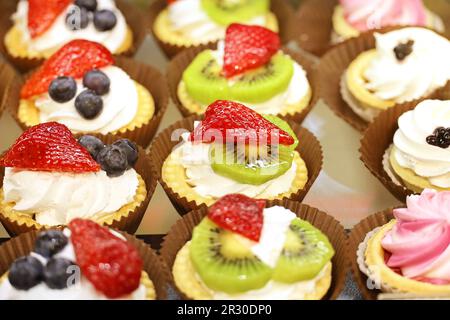 Kuchen mit frischem Obst und Beeren, selektiver Fokus. Süßes Dessert mit Erdbeeren, Kiwis und Blaubeeren Stockfoto