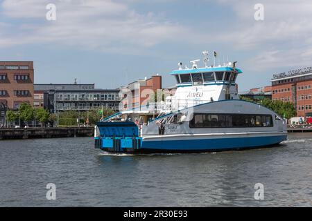 Fähre auf dem Gota-Kanal an der Lindholmspiren Chalmers Technischen Universität, Lindholmen Campus. Göteborg zum 400. Jahrestag 2023, Göteborg. Stockfoto