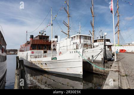 Fähren und Vergnügungsboote oder Flussboote im Hafen von Lilla Bommen auf dem Gota-Kanal. Göteborg zum 400. Geburtstag. Stockfoto