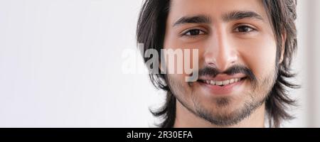 Ein glückliches Gesicht, ein hübsches Lächeln, ein bärtiger Kerl Stockfoto