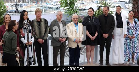 Cannes, Frankreich. 22. Mai 2023. CANNES, Frankreich auf der 21. MAI 2023; Technischer Berater, Chief Standing Bear, Produzent Bradley Thomas, Tantoo Cardinal, Janae Collins, Jesse Plemons, Robert De Niro, Director Martin Scorsese, Lily Gladstone, Leonardo DiCaprio, Cara Jade Myers, Jillian Dion und Produzent Daniel Lupi nehmen am 21. Mai 2023 in Cannes, Frankreich, an der Fotokonferenz „Killers of the Flower Moon“ des 76. Jährlichen Filmfestivals in Cannes Teil. Foto und Urheberrecht Thierry CARPICO/ATP Images (CARPICO Thierry Press/SPP). Alamy Live News Stockfoto