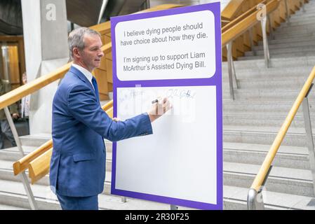 Akte Foto vom 08. Dezember 09/22, Liam McArthur unterschrieben eine Pfändungskarte zur Unterstützung seines "Assisted Sterving Bill", im schottischen Parlament in Holyrood, Edinburgh. Ethische Experten führender schottischer Universitäten haben Vorschläge für Sterbefälle von Sterbenden unterstützt. Liam McArthurs Abgeordnetengesetz der liberaldemokratischen MSP würde es kompetenten, unheilbar kranken Erwachsenen ermöglichen, um Hilfe zu bitten, um ihr Leben zu beenden. Ausgabedatum: Montag, 22. Mai 2023. Stockfoto