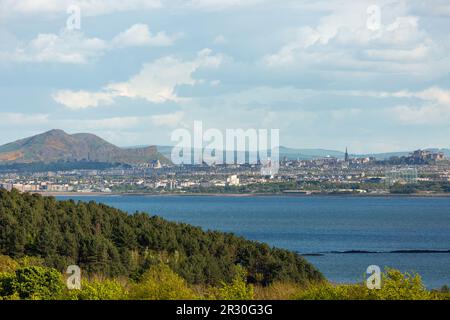 Arthur's Seat und Edinburgh Castle von Dalgety Bay, Fife aus gesehen. Stockfoto