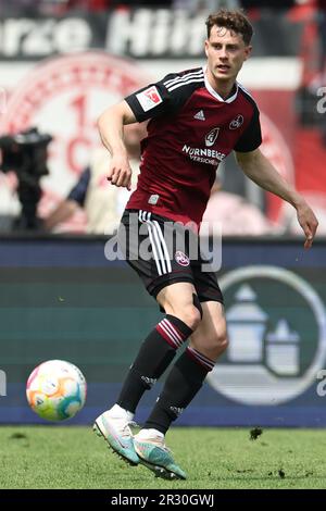 Nürnberg, Deutschland. 21. Mai 2023. Fußball: 2. Bundesliga, 1. FC Nürnberg - Hansa Rostock, 33. Spieltag im Max-Morlock-Stadion. Nürnbergs James Lawrence spielt den Ball. Kredit: Daniel Karmann/dpa - WICHTIGER HINWEIS: Gemäß den Anforderungen der DFL Deutsche Fußball Liga und des DFB Deutscher Fußball-Bund ist es verboten, im Stadion aufgenommene Fotos und/oder das Spiel in Form von Sequenzbildern und/oder videoähnlichen Fotoserien zu verwenden oder verwenden zu lassen./dpa/Alamy Live News Stockfoto