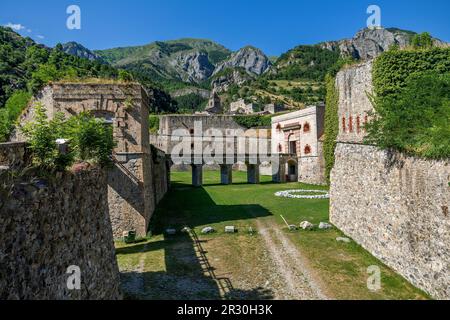 Blick auf die alte alpine militärische Festung als Berge im Hintergrund in der Kleinstadt Vinadio, Italien. Stockfoto