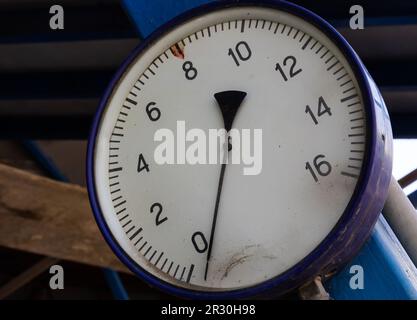 Altes Rundmanometer mit Skala und Pfeilen im Nahbereich. Stockfoto