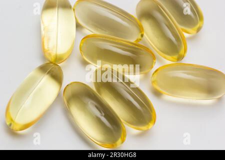 Fischöl-Kapseln Omega 3 auf hellem Hintergrund. Transparente gelbe Kapseln mit Fischöl. Stockfoto