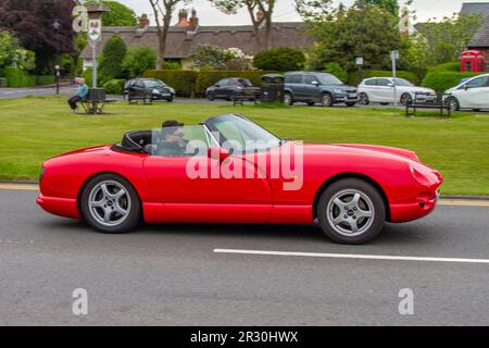 1998 90s in Blackpool gebauter britischer Sportwagen TVR Chimaera Red Car Cabriolet Benzinmotor 4546 cm3; auf dem Weg zur Lytham St Annes Classic & Performance Motor Vehicle Show mit Oldtimern, Großbritannien Stockfoto