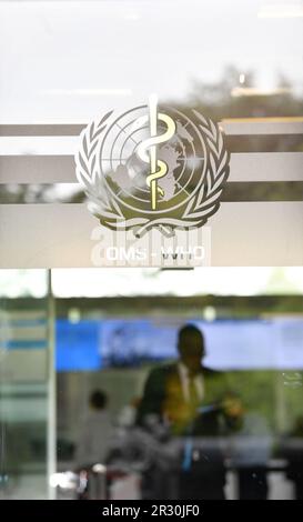 Genf, Schweiz. 21. Mai 2023. Ein Logo der Weltgesundheitsorganisation (WHO) ist am Sitz DER WHO in Genf, Schweiz, am 21. Mai 2023 abgebildet. Die 76. Weltgesundheitsversammlung (WHA), die am Sonntag in Genf startet, konzentrierte sich auf „Leben retten, Gesundheit für alle fahren“, sagte die Weltgesundheitsorganisation (WHO) in einer Erklärung.ZU GEHEN MIT „76. Weltgesundheitsversammlung startet“ Credit: Lian Yi/Xinhua/Alamy Live News Stockfoto