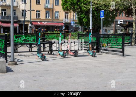 Elektrische Roller ordnungsgemäß geparkt. Stockfoto