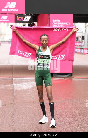 Sifan Hassan (NED) posiert, nachdem er das Frauenrennen in 2:18:33 beim 43. London Marathon am Sonntag, den 23. April 2023, in London gewonnen hatte. Vereinigtes Königreich. (Jiro Mochizuki/Bild des Sports) Stockfoto