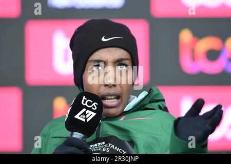 Sifan Hassan (NED) posiert, nachdem er das Frauenrennen in 2:18:33 beim 43. London Marathon am Sonntag, den 23. April 2023, in London gewonnen hatte. Vereinigtes Königreich. (Jiro Mochizuki/Bild des Sports) Stockfoto