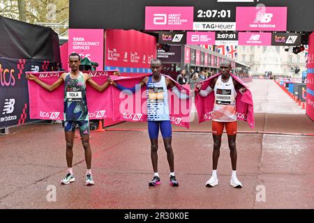 Der Sieger Kelvin Kiptum (GBR), Mitte, posiert mit Geoffrey Kamworor (KEN), links und dritter Finisher Tamirat Tola (ETH) beim 43. London Marathon am Sonntag, 23. April 2023 in London. Vereinigtes Königreich. (Jiro Mochizuki/Bild des Sports) Stockfoto