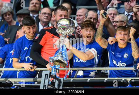 London, Großbritannien. 21. Mai 2023. 21. Mai 2023 - Gateshead/FC Halifax Town - FA Trophy Final - Wembley Stadium FC Halifax Town feiert den Gewinn des FA Trophy Finales im Wembey Stadium. Bildkredit: Mark Pain/Alamy Live News Stockfoto