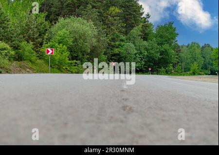 Blinker auf einer Landstraße. Blinker rechts. Straßenschilder. Stockfoto