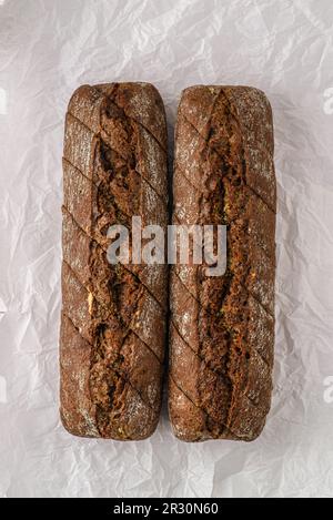 Dunkles Baguette mit Knoblauch und Kräutern. Hochwertiges Foto Stockfoto