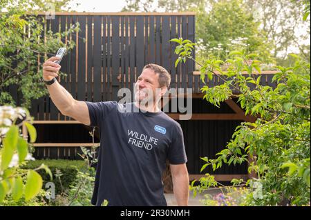 Royal Hospital Chelsea, London, Großbritannien. 22. Mai 2023. Press Day bei der RHS Chelsea Flower Show (23-27. Mai), der weltweit größten Blumenausstellung. Bild: Tiermoderator Steve Backshall im RSPCA Garden. Kredit: Malcolm Park/Alamy Live News Stockfoto