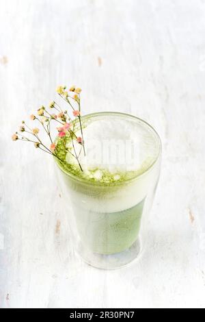 Passen Sie grünen Tee-Dalgona, ausgeschlagenen Grean-Tee mit Milch an Stockfoto