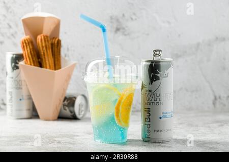 Antalya, Türkei - 10. Mai 2023 : Red Bull White Edition, das neue Produkt der Marke Red Bull Energy Drink Stockfoto