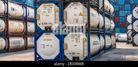 SAMUT PRAKAN, THAILAND – 16. APRIL 2023: Chemikalientankbehälter. ISO-Tankbehälter für Chemikalienzufuhr. Transport von flüssigen Massengütern. Chemieunternehmen. Stockfoto