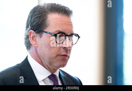 München, Deutschland. 22. Mai 2023. Andreas Scheuer (CSU), ehemaliger Bundesminister für Verkehr, kommt vor Beginn der Stammstrecke-Untersuchungskommission im Konferenzraum des bayerischen landesparlaments an. Scheuer muss als Zeuge im Untersuchungsausschuss der zweiten Münchner S-Bahn-Hauptlinie Aussagen. Kredit: Sven Hoppe/dpa/Alamy Live News Stockfoto