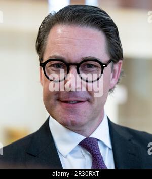 München, Deutschland. 22. Mai 2023. Andreas Scheuer (CSU), ehemaliger Bundesminister für Verkehr, kommt vor Beginn der Stammstrecke-Untersuchungskommission im Konferenzraum des bayerischen landesparlaments an. Scheuer muss als Zeuge im Untersuchungsausschuss der zweiten Münchner S-Bahn-Hauptlinie Aussagen. Kredit: Sven Hoppe/dpa/Alamy Live News Stockfoto