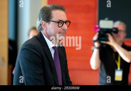 München, Deutschland. 22. Mai 2023. Andreas Scheuer (CSU), ehemaliger Bundesminister für Verkehr, kommt vor Beginn der Stammstrecke-Untersuchungskommission im Konferenzraum des bayerischen landesparlaments an. Scheuer muss als Zeuge im Untersuchungsausschuss der zweiten Münchner S-Bahn-Hauptlinie Aussagen. Kredit: Sven Hoppe/dpa/Alamy Live News Stockfoto
