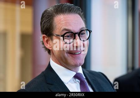 München, Deutschland. 22. Mai 2023. Andreas Scheuer (CSU), ehemaliger Bundesminister für Verkehr, kommt vor Beginn der Stammstrecke-Untersuchungskommission im Konferenzraum des bayerischen landesparlaments an. Scheuer muss als Zeuge im Untersuchungsausschuss der zweiten Münchner S-Bahn-Hauptlinie Aussagen. Kredit: Sven Hoppe/dpa/Alamy Live News Stockfoto