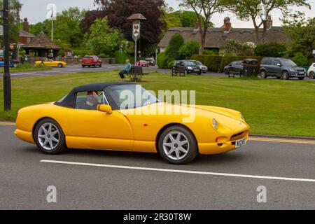 1998 90s in Blackpool gebauter britischer TVR Chimaera Yellow Car Cabriolet Benzinmotor 3952 cm3 auf dem Weg zur Lytham St Annes Classic & Performance Motor Vehicle Show mit Oldtimer, Großbritannien Stockfoto